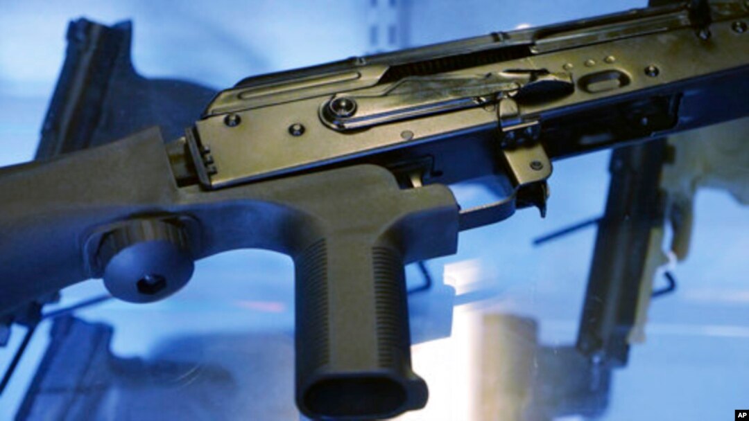 En la foto, un arma semi-automática con un bump-stock conectado a la parte posterior. El dispositivo que se conecta exteriormente convierte en ametralladoras las armas semi-automáticas. Cuesta menos de $100, es de venta libre y permite burlar la prohibición de armas automáticas.
