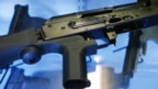 Thiết bị "bump stock" hoạt động bằng cách lợi dụng cơ chế giật lùi của súng để kích hoạt cò súng, cho phép vũ khí bán tự động nhả hàng trăm viên đạn mỗi phút, biến nó thành súng máy.