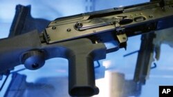 Alat yang disebut "bump-stock" dipasang di senjata semi-otomatis di toko senjata Gun Vault. 