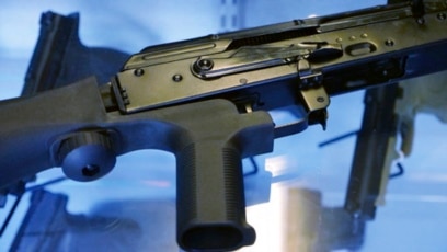 Thiết bị "bump stock" hoạt động bằng cách lợi dụng cơ chế giật lùi của súng để kích hoạt cò súng, cho phép vũ khí bán tự động nhả hàng trăm viên đạn mỗi phút, biến nó thành súng máy.