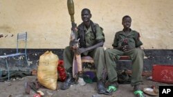 지난 2월 남수단 말라칼 반군 병사들이 버려진 병원 건물 내에서 잠시 휴식을 취하고 있다. (자료사진)