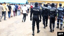 La police gabonaise a arrêté des commerçants musulman à Libreville, le 17 décembre 2017.