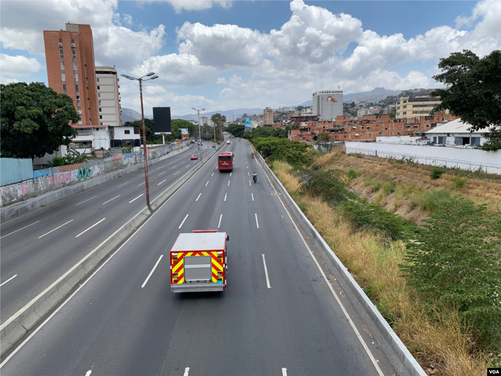 En varias salidas de la autopista Francisco Fajardo, en Caracas, Venezuela, se encuentran funcionarios policiales restringiendo el paso a varias zonas de la capital , para hacer cumplir &quot;la cuarentena social&quot; ordenada por el gobierno en disputa. (Foto: Luisana Solano).