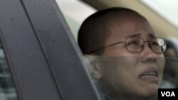 Liu xia ພັນລະຍາຂອງ ທ່ານ Liu Xiaobo ຜູ້​ໄດ້​ຮັບລາງ​ວັນໂນ​ແບ​ລ
ຂະ​ແໜງ​ສັນຕິພາບ ທີ່ຍັງ​ຕິ​ດຄຸກ ກໍາລັງຮ້ອງໃຫ້
