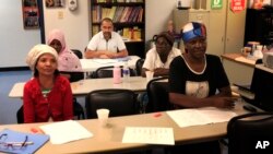 Pengungsi Suriah, Ahmad Alabood, duduk di baris belakang kelas Bahasa Inggris di Della Lamb Community Services di Kansas City, Mo., 13 Juni 2016. 