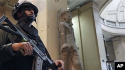 A member of the Egyptian special forces stands guard on the main floor of the Egyptian Antiquities Museum in Cairo, Egypt, January 31, 2011