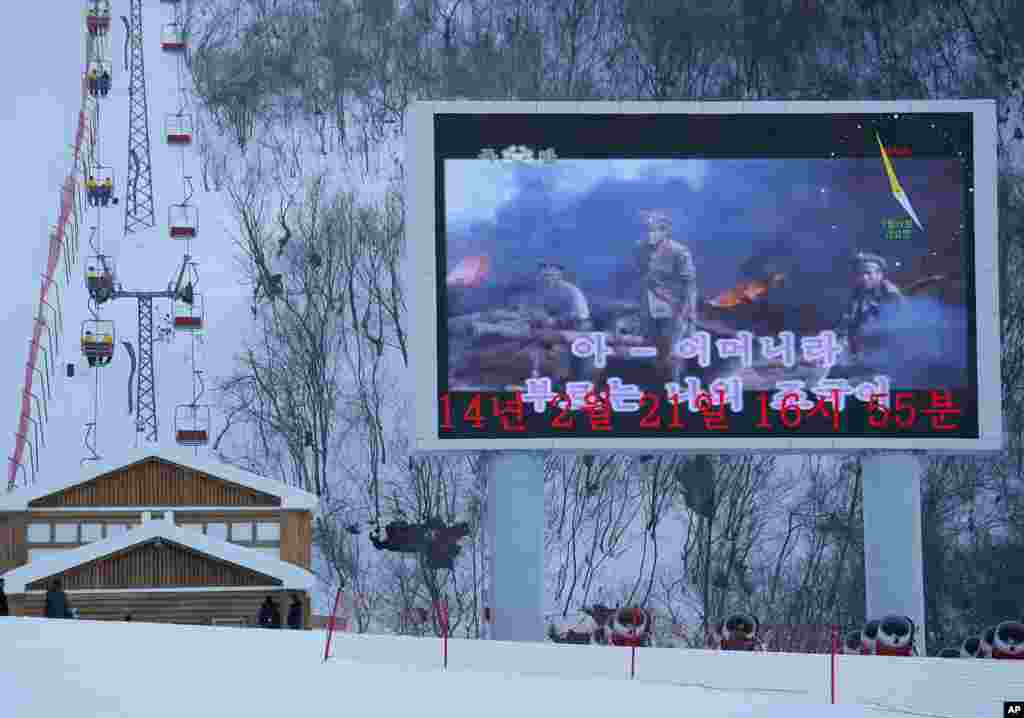 지난 2014년 2월 북한 마식령 스키장의 대형 화면에서 선전 방송이 나오고 있다. 마식령 스키장에는 10개의 스키 활주로와 2개의 호텔이 있다. 외국인 전용 호텔은 250개 객실, 북한 주민 용 호텔은 150개 객실을 갖췄다.