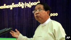 ေနျပည္ေတာ္တြင္က်င္းပသည့္ ပထမဆံုးအႀကိမ္ အစိုးရသစ္ သတင္းစာရွင္းလင္းပြဲတြင္ သတင္းေထာက္မ်ားကို ေျဖၾကားေနသည့္ ျမန္မာျပန္ၾကားေရး၀န္ႀကီး ဦးေက်ာ္ဆန္း (ၾသဂုတ္လ ၁၂၊ ၂၀၁၁)