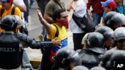 La protesta se complicó cuando los estudiantes intentaron llegar al Consejo Nacional Electora y la policía lo impidió.