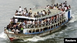 Một chiếc phà chở quá tải trên sông Buriganga ở Dhaka, Bangladesh.
