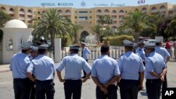 Des policiers assurent la sécurité des touristes à Sousse, Tunisie, 29 juin 2015.