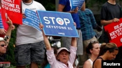 Ambientalistas protestan en Washington contra la construcción del oleoducto Keystone XL.