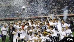 Para pemain dan official Real Madrid merayakan kemenangan setelah mengalahkan FC Barcelona 1-0 dalam final Copa del Rey di stadion Mestalla, Valencia hari Rabu (20/4).