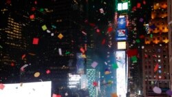 Более 1,5 тонн конфетти было сброшено на площадь Таймс-сквер в канун празднования Нового года
