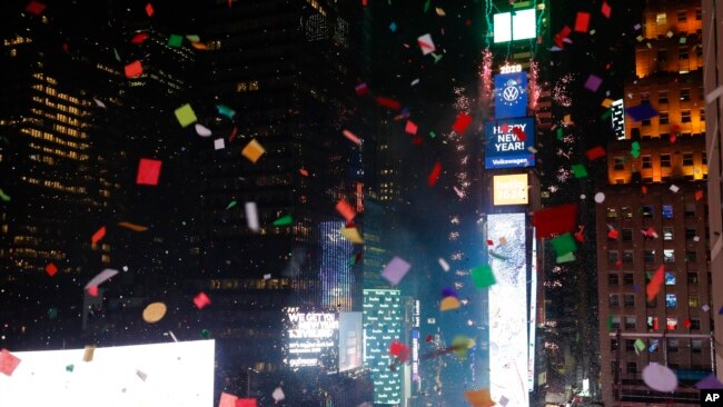 Более 1,5 тонн конфетти было сброшено на площадь Таймс-сквер в канун празднования Нового года
