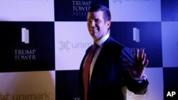 Con trai cả của Tổng thống Donald Trump, Donald Trump Jr., vẫy tay chào giới truyền thông khi ông đến Kolkata, Ấn Độ, ngày 21/2/2018. 