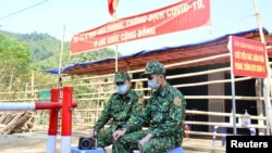 Lính biên phòng canh gác tại một chốt ở Điện Biên hôm 26/1 ngay trước khi đợt lây nhiễm COVID-19 trong cộng đồng lần thứ 3 bùng phát ở Việt Nam. Hàng trăm người dân được cho là "không hợp tác" trong việc khai báo y tế để phục vục truy vết lây nhiễm bệnh.