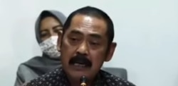 Wali Kota Solo Hadi Rudyatmo mengikuti pengarahan Presiden Joko Widodo mengenai penanganan Covid-19 kepada Kepala Daerah se-Jawa Tengah melalui video konferensi saat kunjungan kerja ke Jawa Tengah, Selasa, 30 Juni 2020. Rudy mempertanyakan kejelasan bagi