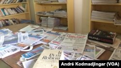 Des journaux tchadiens, N'Djamena, Tchad, le 19 février 2018. (VOA/André Kodmadjingar)