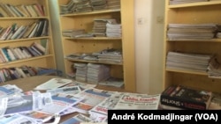 Dans une bibliothèque à N'Djamena, au Tchad, le 19 février 2018. (VOA/André Kodmadjingar)