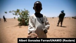 Un enfant a ramassé des munitions à Rounyn, un village situé à environ 15 km au nord de Shangil Tobaya, dans le nord du Darfour, le 27 mars 2011.