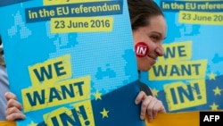 A Pro-EU supporter holds a placards during a 'Yes to Europe' rally in London's Trafalgar square, ahead of Thursday's EU referendum, in central London, June 21, 2016. 