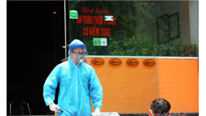 Nhân viên y tế thực hiện việc kiểm soát và khử khuẩn tại nhà hàng nơi bệnh nhân COVID-19 số 447 làm việc tại Hà Nội. (Ảnh chụp màn hình VnExpress)
