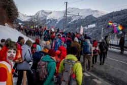 Cientos de manifestantes sobre el cambio climático realizan marcha de protesta de Landquart a Davos, Suiza, el lunes, 20 de enero de 2020 antes del inicio del Foro Económico Mundial en Davos.