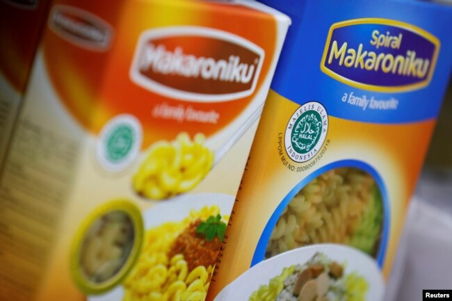 Makanan dengan label Halal dari MUI terlihat di sebuah Mini Market di Jakarta (foto: ilustrasi).