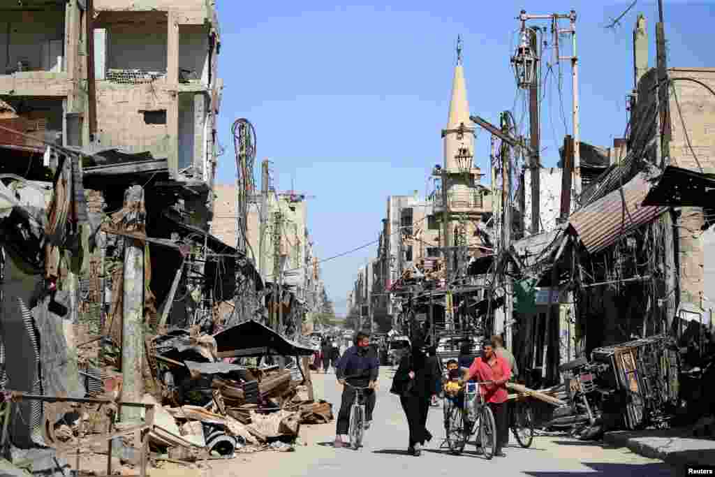 시리아 동구타 다마스쿠스 인근 두마의 거리에서 주민들이 걸어가는 모습이 보인다.