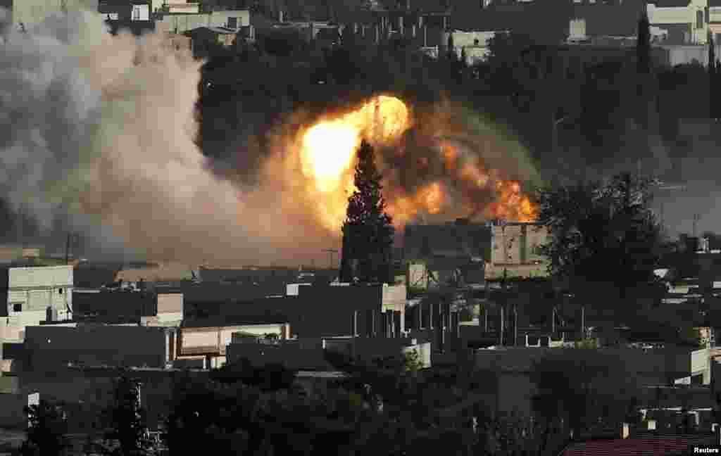 دود ناشی از حملات هوایی نیروهای بین&zwnj;المللی به رهبری آمریکا به شورشیان داعش &ndash; کوبانی، ۱۸ مهر ۱۳۹۳ 
