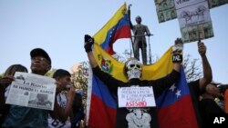 Venezolanos salen a las calles y claman ayuda humanitaria.