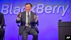 CEO BlackBerry John Chen dalam konferensi pers ponsel baru di New York, Desember 2014. (AP/Bebeto Matthews)