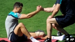 Chấn thương đùi và đầu gối của Ronaldo có thể là một mối lo ngại nữa cho đội Bồ Ðào Nha.