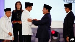 Para kandidat bersalaman seusai debat.