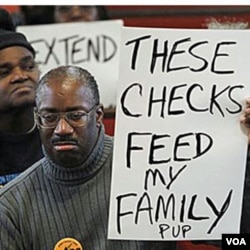 Frank Wallace, seorang warga Amerika yang menganggur berdemonstrasi di Philadelphia menuntut perpanjangan tunjangan pengangguran, 22 November 2010. Kongres AS menyetujui perpanjangan tunjangan pengangguran tersebut bulan Desember ini.