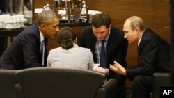 Los presidentes de Estados Unidos y Rusia conversan con la ayuda de intérpretes antes de comenzar la sesión inicial de la Cumbre del G20 en Turquía.