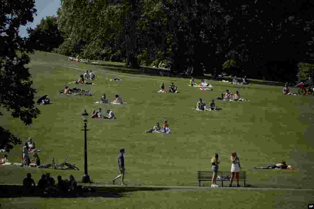 مردم در یکی از پارک&zwnj;های شمال شهر لندن با رعایت &laquo;فاصله&zwnj;گذاری اجتماعی&raquo; از هوای خوب لذت می&zwnj;برند. کرونا موجب مرگ بیش از ۲۷ هزار نفر در بریتانیا شد.&nbsp;