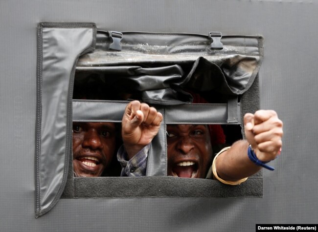 Para pengunjuk rasa berteriak dari truk polisi menyusul demonstrasi yang menyerukan hak mereka untuk menentukan nasib sendiri di wilayah Papua yang dikuasai Indonesia, di Jakarta, 1 Desember 2016. (Foto: REUTERS/Darren Whiteside)