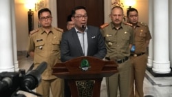 Gubernur Jawa Barat Ridwan Kamil memberi penjelasan di Bandung. (VOA/Rio Tuasikal)