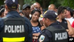 Migrantes cubanos durante un bloqueo de la carretera Panamericana demandando acceso a Nicaragua, en la frontera de Peñas Blancas, Costa Rica.