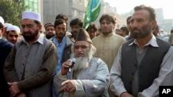 Hardline Pakistani cleric Maulana Yousef Qureshi, center, addresses a rally against Christian woman Asia Bibi in Peshawar, Pakistan, 03 Dec 2010