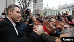 Lãnh tụ đối lập Vitaly Klitschko (trái) chào đón những người biểu tình chống chính phủ bên ngoài Tòa nhà Quốc hội Ukraina ở Kiev, 22/2/2014