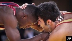 Tay vật tự do đến từ Mỹ Obe Blanc (trái) đấu với tay vật người Iran Hassan Rahimi trong trận đấu ở New York, 15/5/2013. (AP Photo/Bebeto Matthews)