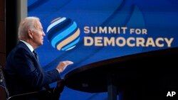 美国总统拜登在白宫向线上“民主峰会”开幕式发表开幕词。（2021年12月9日）