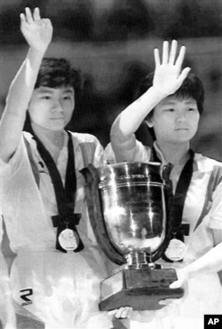 1991년 일본 지바에서 열린 세계탁구선수권대회에 남북 단일팀으로 참가해 금메달을 딴 한국의 현정화 선수(왼쪽)와 북한의 리분화 선수.