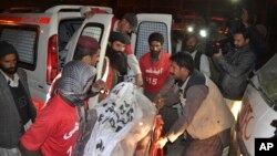 Relawan Pakistan mengangkut jenazah militan yang tewas dalam penggerebekan oleh pasukan keamanan di Quetta, Jumat (19/12).