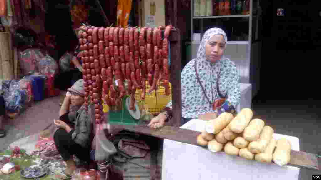 អ្នក​លក់​សាច់​ក្រក​គោ​ និង​នំ​បុ័ង​ នៅ​ផ្សារ​ច្រាំង​ចំរេះ​ (ផ្សារ​គីឡូ​លេខ៧)​ នៅ​ម៉ោង​៥​រសៀល​ ថ្ងៃ​អាទិត្យ​ ទី១២​ ខែ​មិថុនា​ ឆ្នាំ​២០១៦​ នៅ​ក្នុង​ខណ្ឌ​ឫស្សី​កែវ​ រាជធានីភ្នំ​ពេញ។ (សើ​ សាយ្យាណា/VOA)&nbsp;