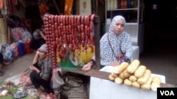 Here, a Cambodian Muslim sells beef sausage and bread at Chraing Chamreh market (Kilo 7) Khan Russey Keo, Phnom Penh, June 12, 2016. (Sayana Ser / VOA Khmer)