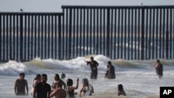 멕시코 접경에 세워진 장벽 (자료사진)